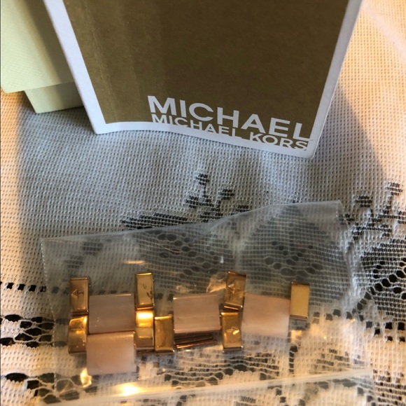 MICHAEL KORS Chronograph Rose Gold Watch MK5943 - Picture 4 of 7